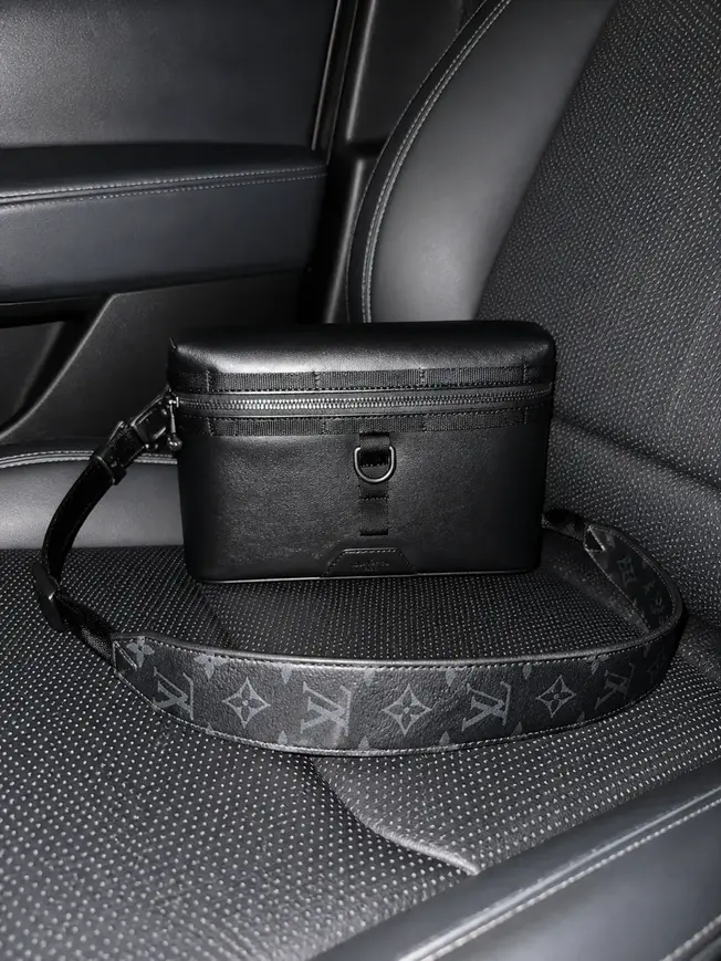 2018 Men Messenger PM-Dark Infinity Leather M52176 photo review
