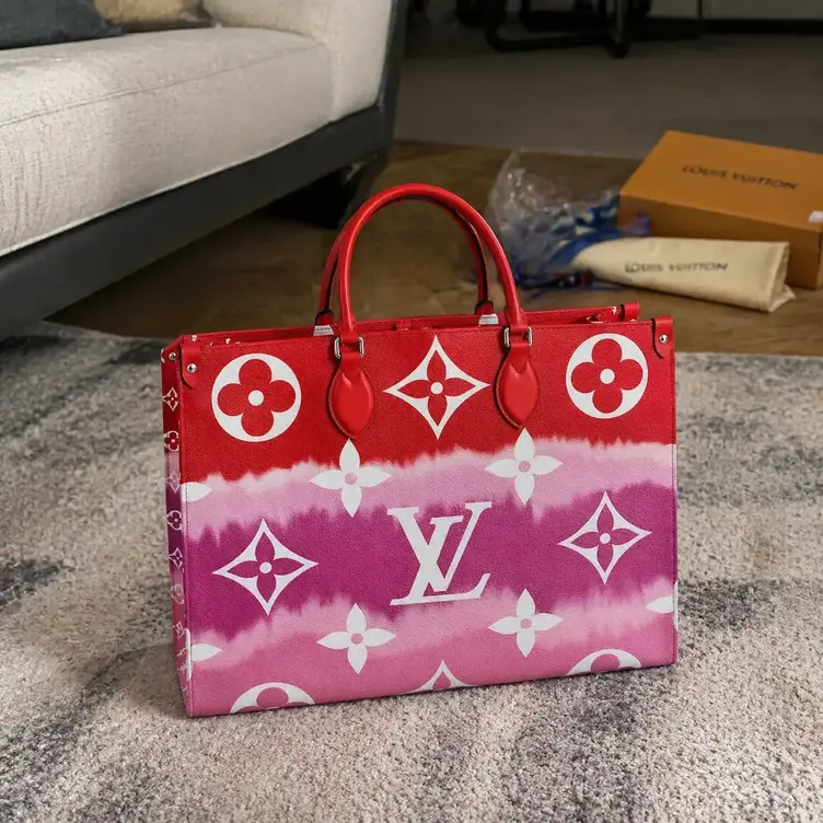 2020 LV Escale Onthego GM-Red M45121 photo review