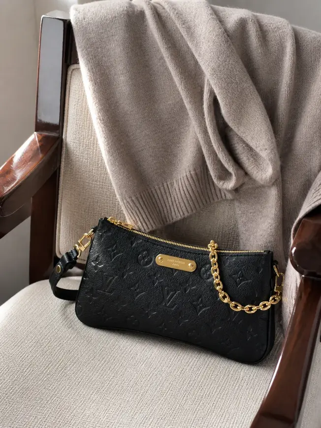 Liv Pochette M83301 photo review