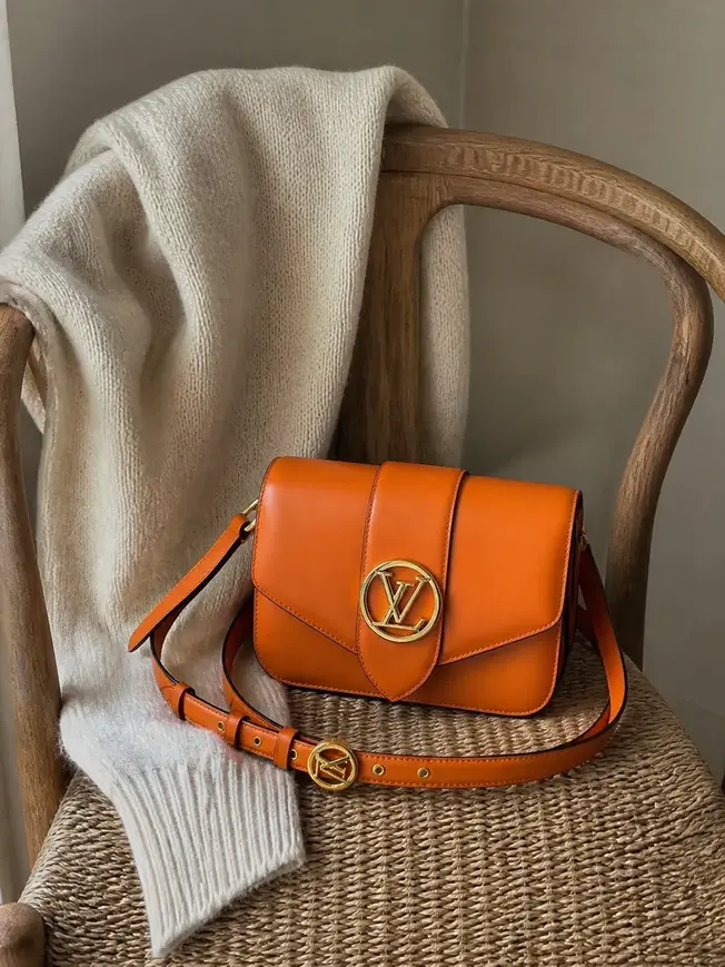 LV Circle LV Pont 9-Gold M55946 photo review