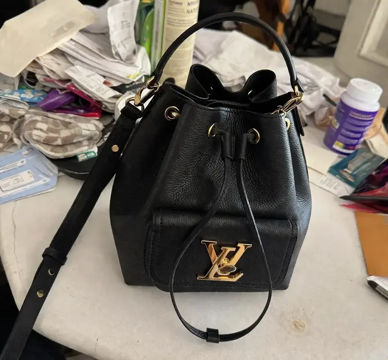 LV Turn Lock Lockme Bucket M57687 photo review