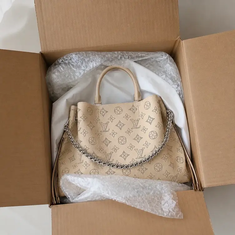 Mahina Calf Bella Tote M59203 photo review