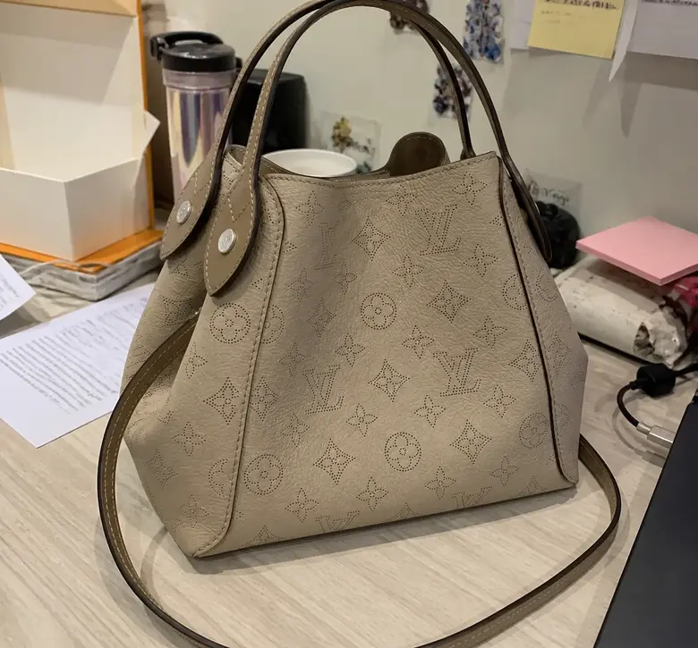 Mahina Leather Hina PM-Galet Gray M54351 photo review