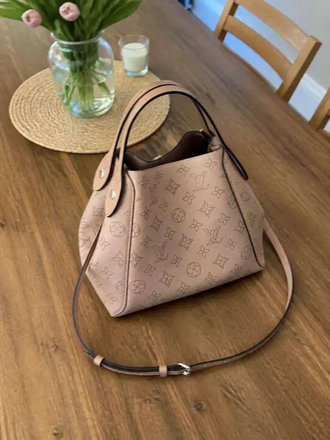 Mahina Leather Hina PM-Magnolia Pink M54353 photo review