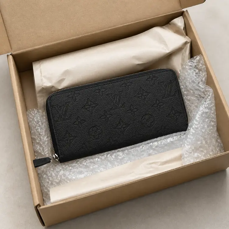 Mahina Zippy Wallet M61867 photo review