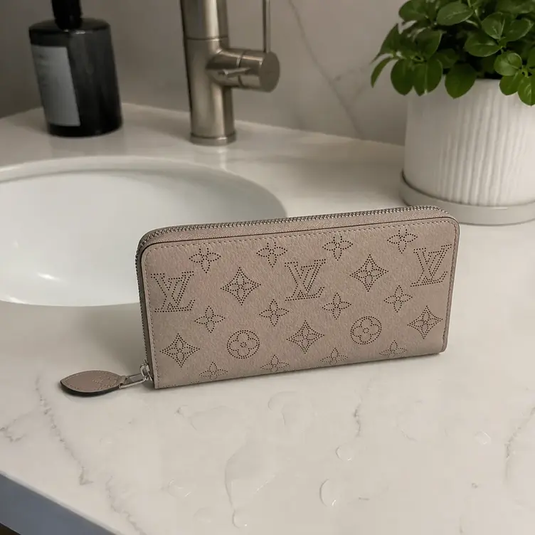 Mahina Zippy Wallet M69821 photo review