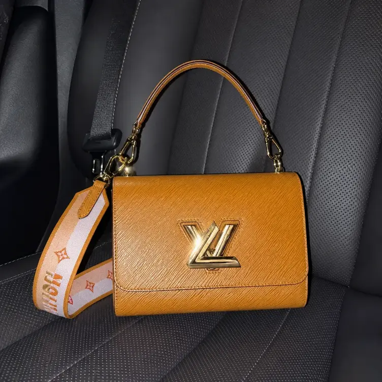 Monogram Flowers Twist MM Handbag M21555 photo review