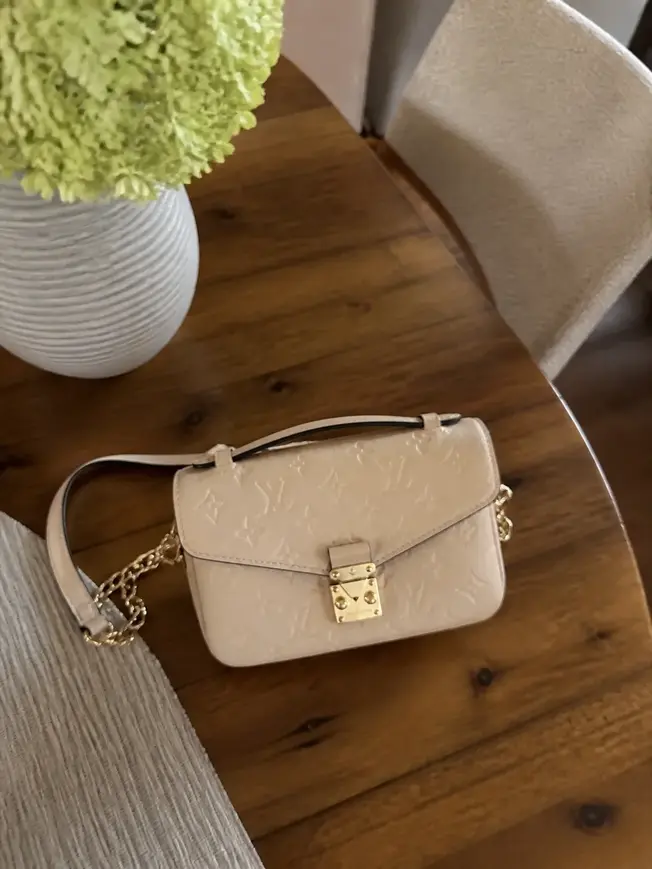 Pochette Metis East West M22942 photo review