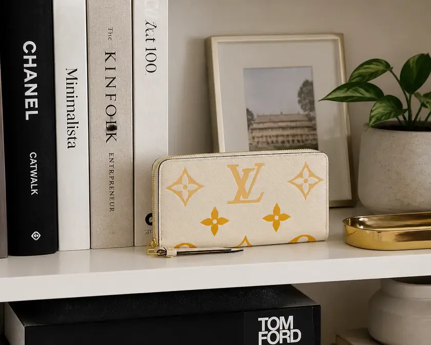 Summer 2021 Zippy Wallet-Cream M80402 photo review