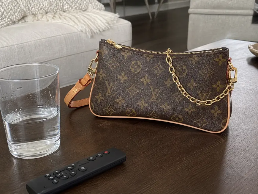 Liv Pochette M83008 photo review