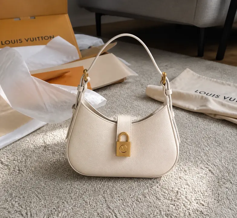 Low Key Shoulder Bag M24990 photo review
