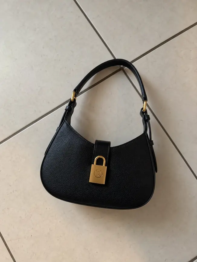 Low Key Shoulder Bag M24611 photo review