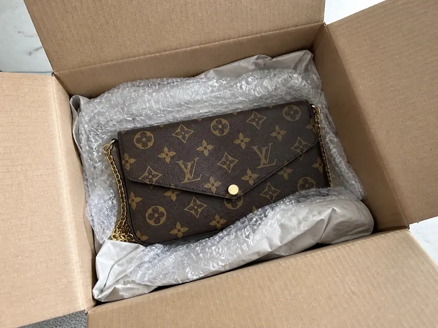 Felicie Pochette M81896 photo review