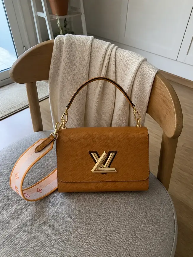 Monogram Flowers Twist MM Handbag M21555 photo review