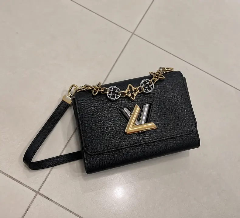 Epi Twisted Flower MM Handbag Black M22773-black photo review