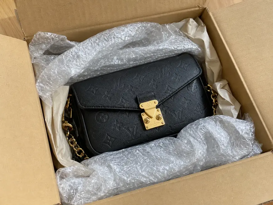 Pochette Metis East West M11998 photo review