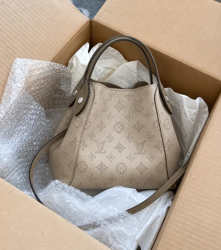 Mahina Leather Hina PM-Galet Gray M54351 photo review