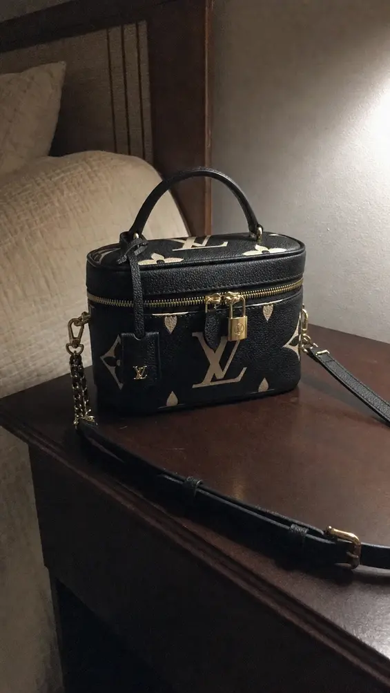 Giant Monogram Vanity PM-Black/Cream M45780 photo review