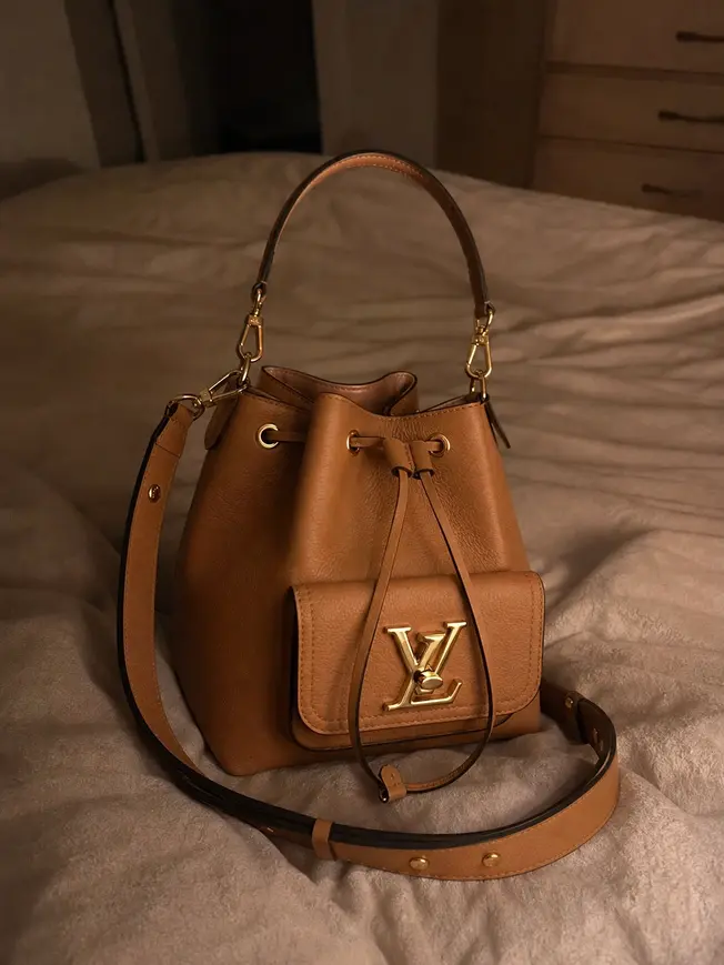 LV Turn Lock Lockme Bucket M57689 photo review
