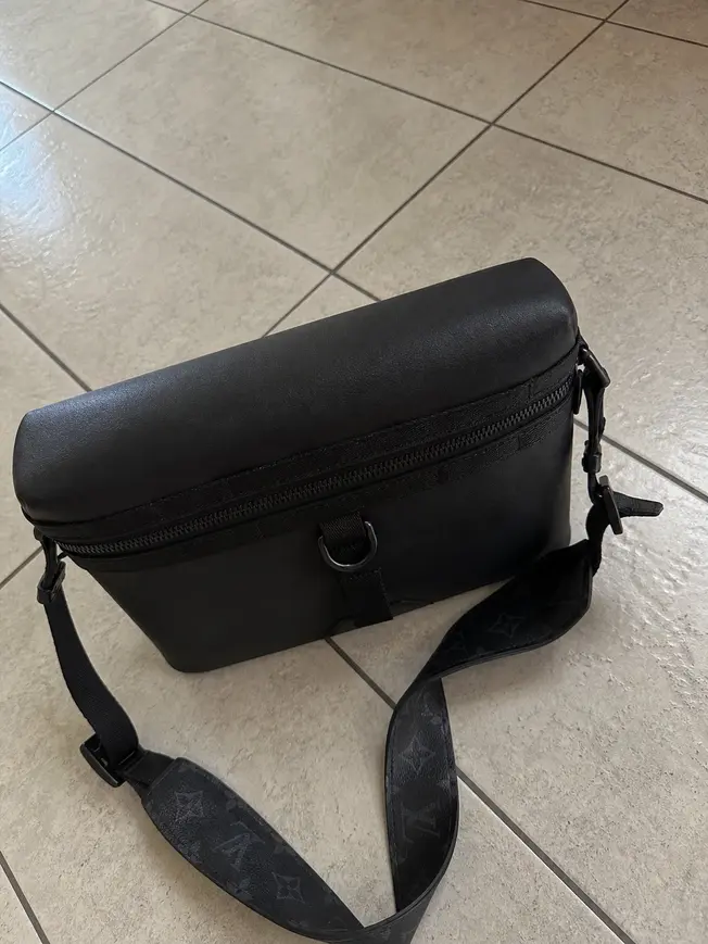 2018 Men Messenger PM-Dark Infinity Leather M52176 photo review