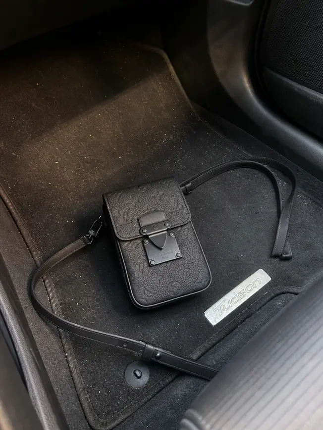 Taurillon Monogram S-Lock Vertical Wearable Wallet M81524 photo review
