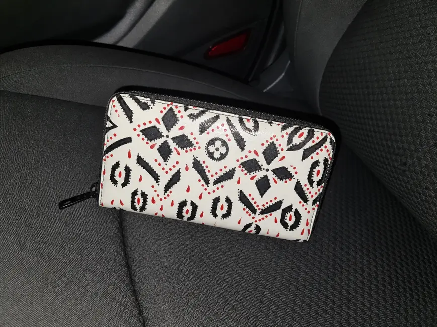 2015/2016 Graphic Print Zipper Wallet M61496 photo review