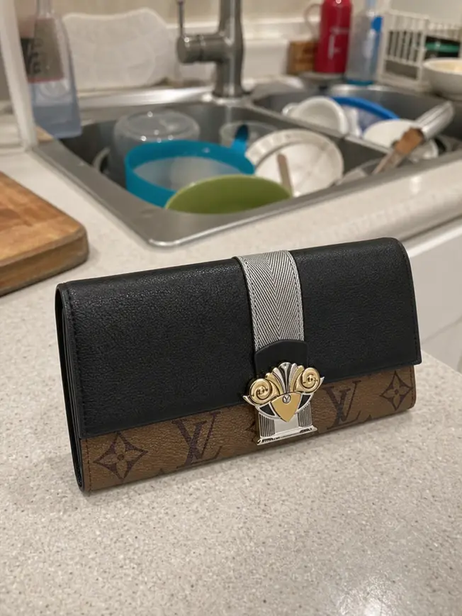 2017 Premium Monogram Reverse canvas Sarah Wallet M64488 photo review