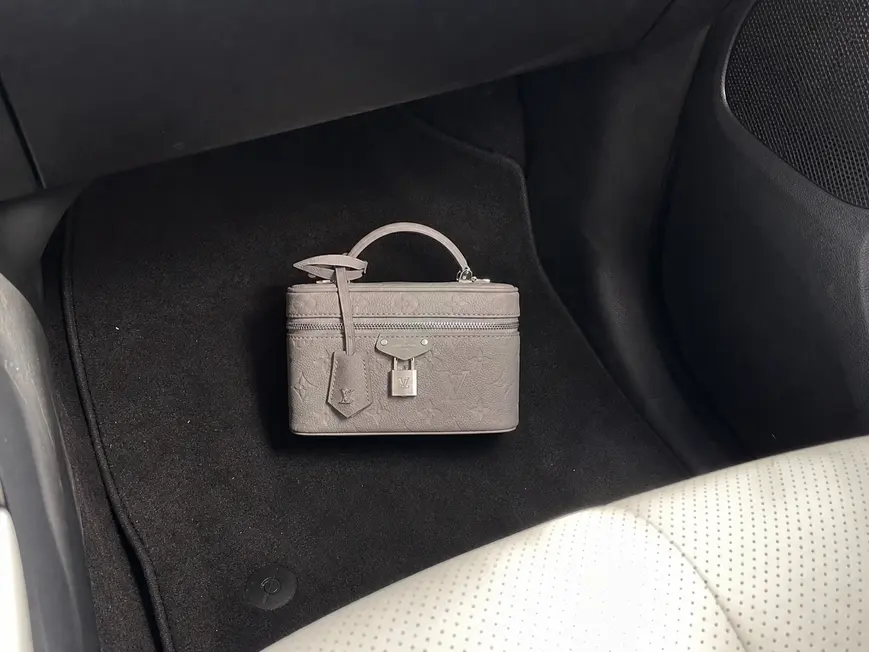 Vanity Chain Pouch Brume Gray M13593 photo review