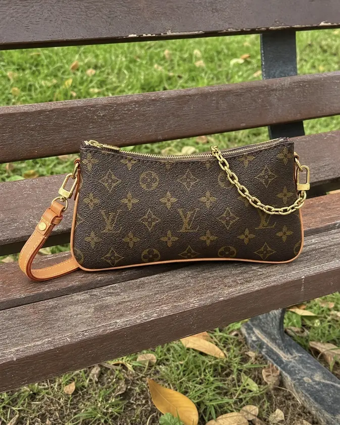 Liv Pochette M83008 photo review