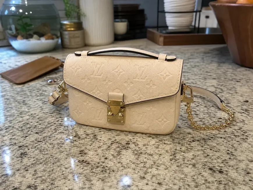 Pochette Metis East West M22942 photo review