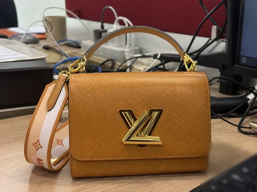 Monogram Flowers Twist MM Handbag M21555 photo review