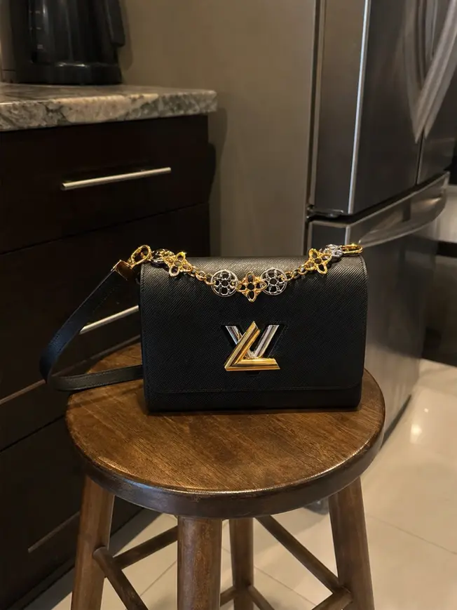 Epi Twisted Flower MM Handbag Black M22773-black photo review