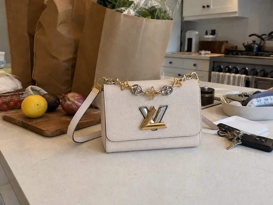 Epi Twisted Flower MM Handbag Quartz M22774-Quartz photo review