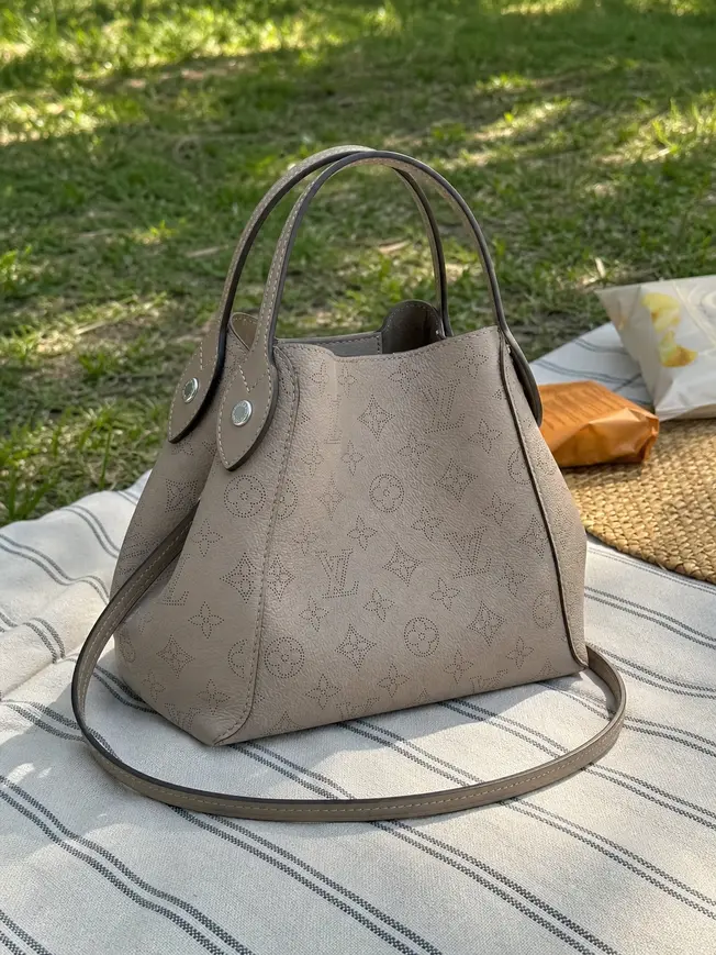 Mahina Leather Hina PM-Galet Gray M54351 photo review