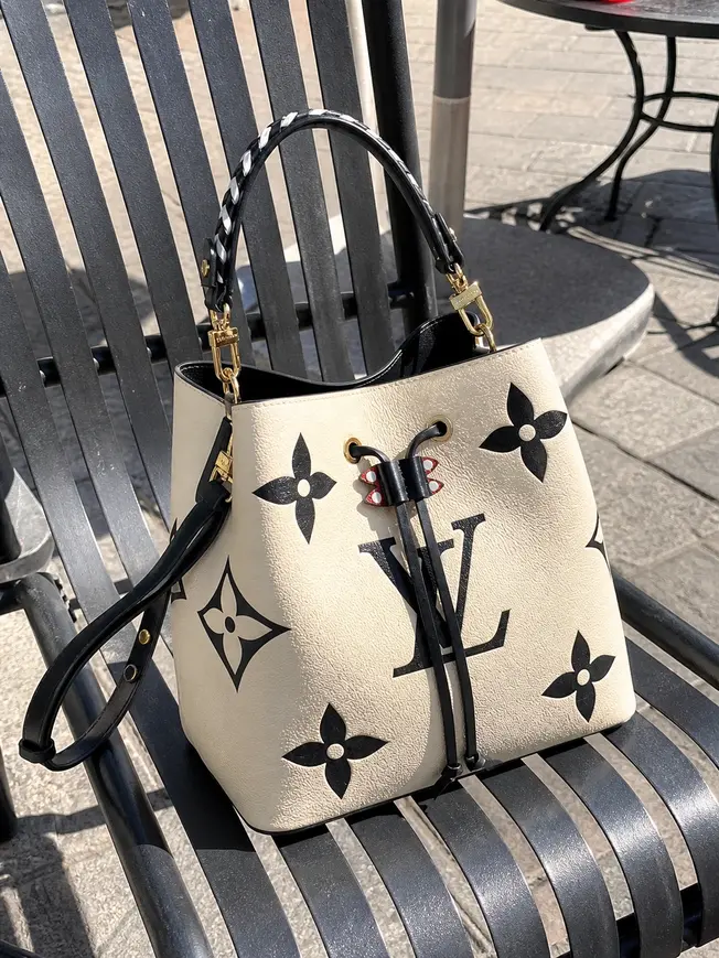 LV Crafty NeoNoe MM-Cream M56889 photo review