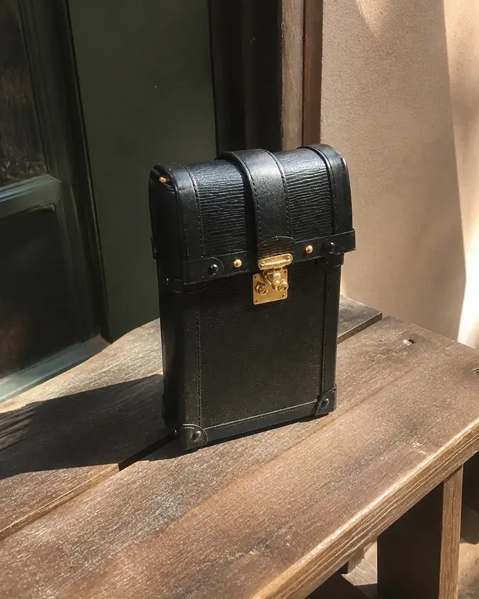 M67871 Epi Vertical Trunk Pochette M67871 photo review