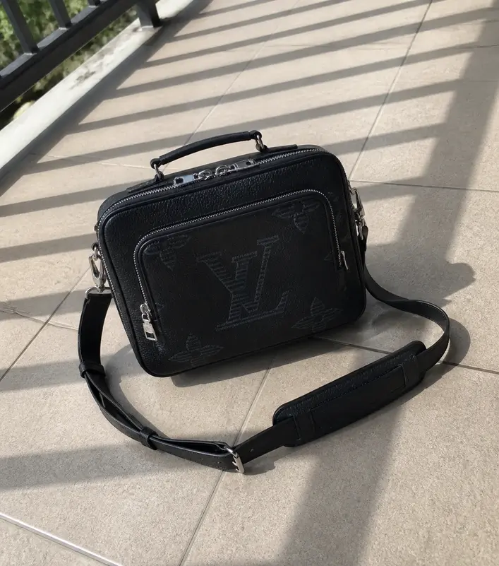 Monogram FLIGHT CASE M57287 photo review