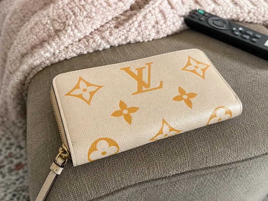 Summer 2021 Zippy Wallet-Cream M80402 photo review