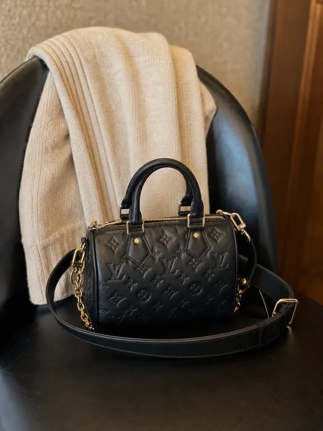 Embossed Lambskin Speedy Bandouliere 22 M58631 photo review