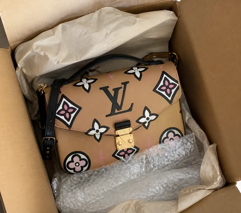 Monogram Pochette Metis M45823 photo review
