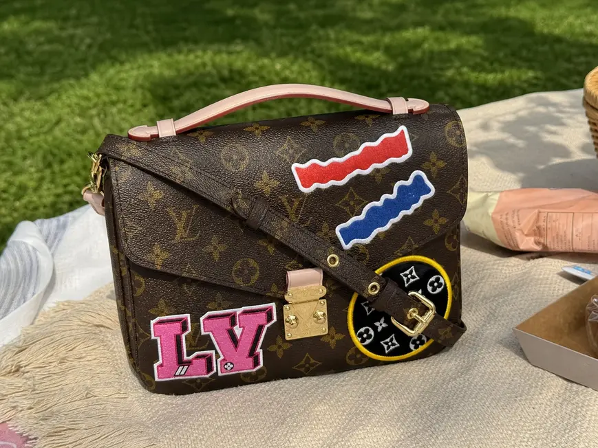 2018 Premium Pochette Metis-Monogram coated canvas M43991 photo review