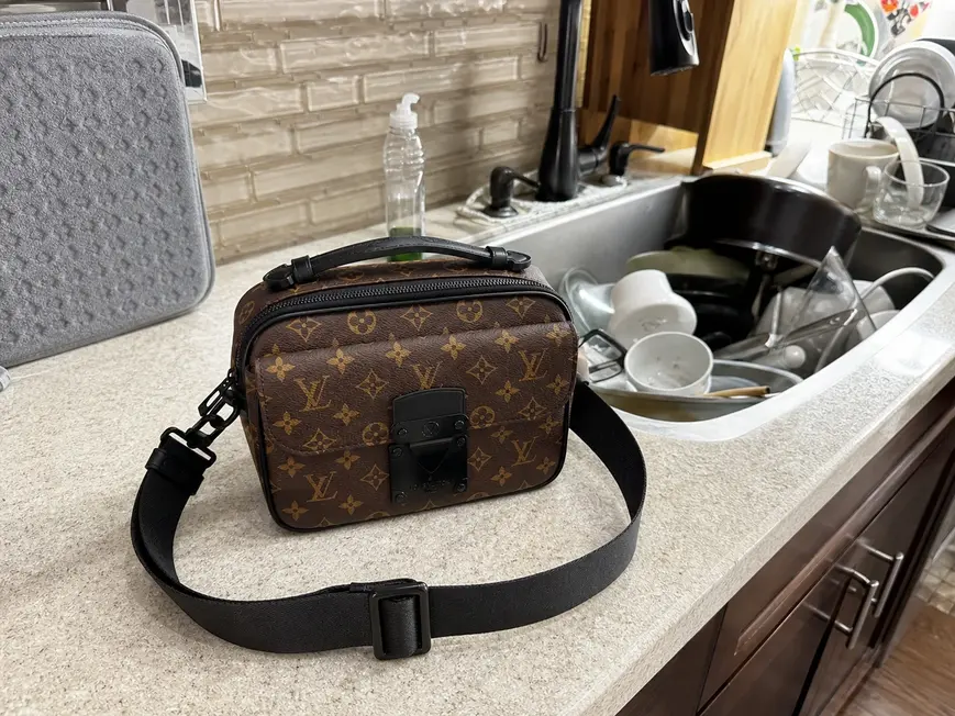 Monogram Macassar S Lock Messenger M45806 photo review