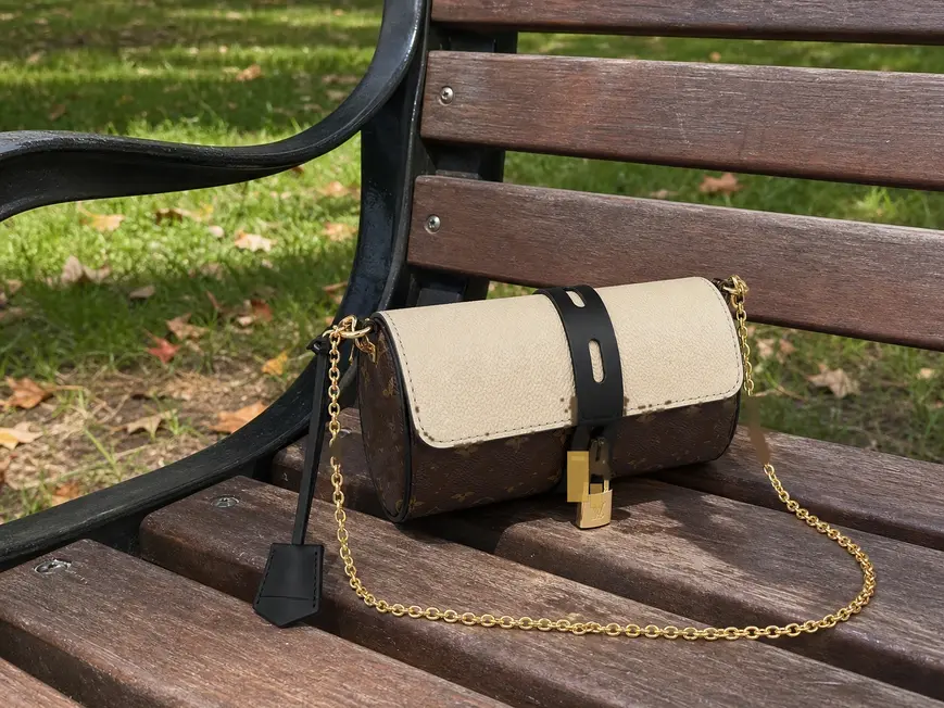 Fall-Winter 2018 Glasses Case-Banane M44158 photo review