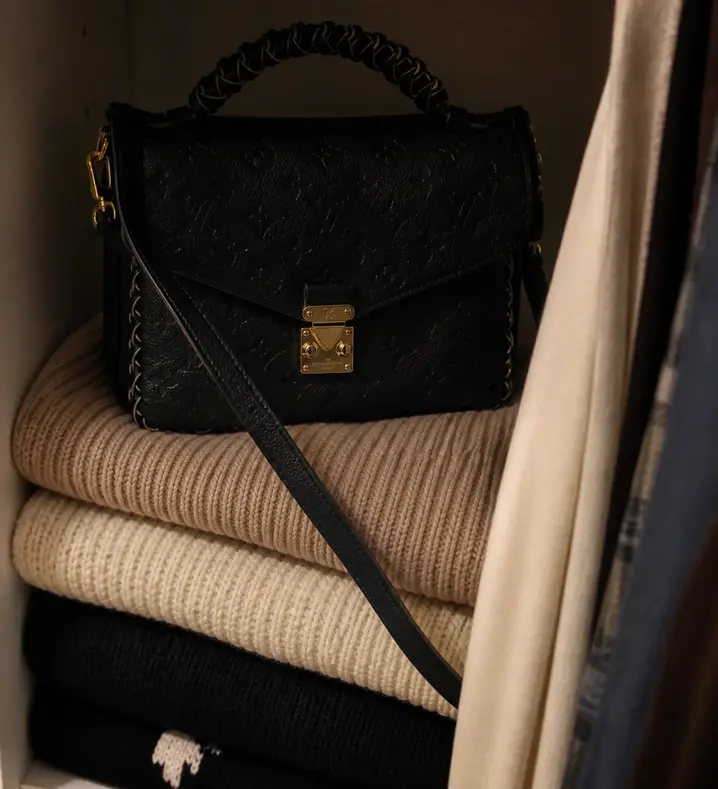 2018 Premium Monogram Empreinte Pochette Metis M43942 photo review