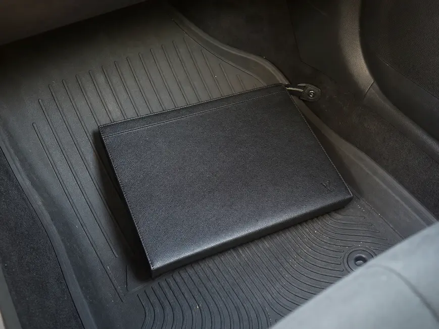 2018 Men Pochette Voyage GM Taiga Leather M30043 photo review