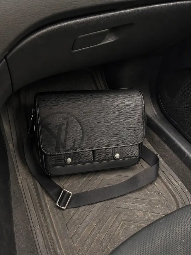 2018 Men Epi Cowhide Leather Messenger Bag-Noir M53492 photo review