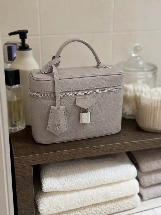 Vanity Chain Pouch Brume Gray M13593 photo review